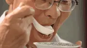 退休金九千的医学教授，钟爱吃海参，儿子拿去鉴定，结果大跌眼镜