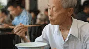 退休金八千的医学教授，钟爱吃海参，儿子拿去鉴定，结果大跌眼镜